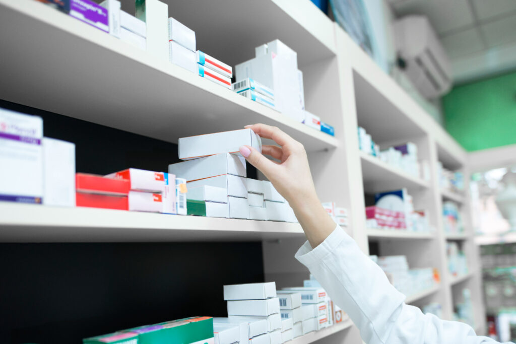 Riscos de misturar bebida com medicamento: cuidado com as interações prejudiciais